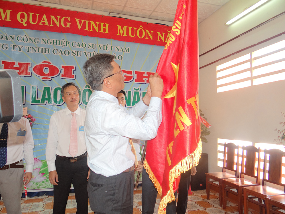 PTGĐ ông Nguyễn Tiến đức tập đoàn cncs Việt Nam trao huân chương lao động hạng nhất cho công ty tnhh cao su Việt Lào